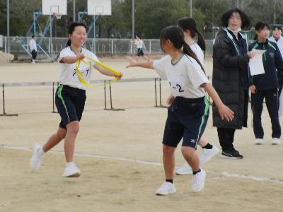 女子の部トップで襷リレー
