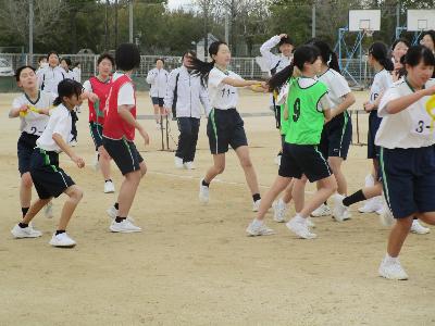 女子の部 接戦で襷リレー