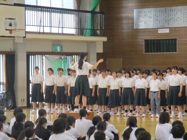 女子合唱による「花」