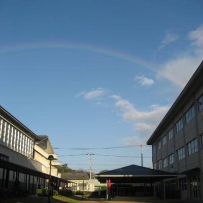 安芸津中学校と虹の写真