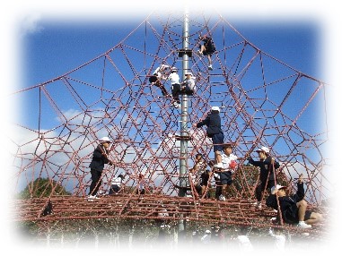 社会見学　遊具で遊んでいます。