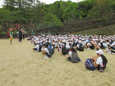 広場に集まっています。