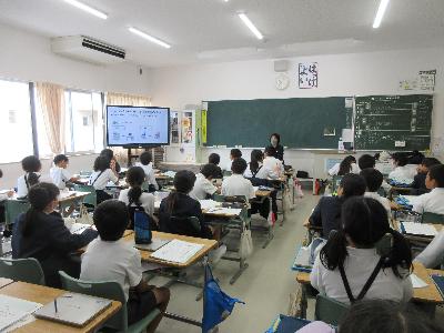 講話を真剣に聞きます。