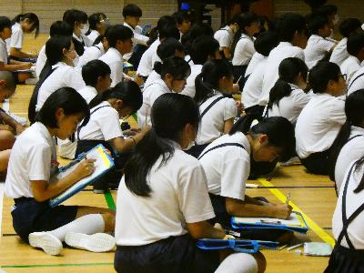 真剣に聞いてメモをとっています。