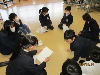 教室で絵しりとりをする様子です。