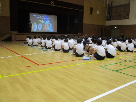 長沼教授の話を真剣に聞いている写真です。