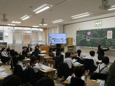 1年生の子ども達が命の大切さについて考えている様子です