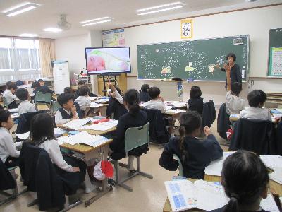 2年生の子ども達が命の大切さについて考えている様子です