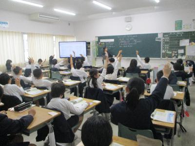 4年生の子ども達が命の大切さについて考えている様子です