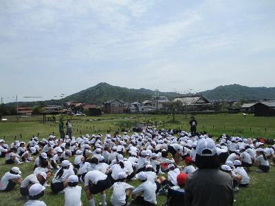 国分寺歴史公園で集合している様子です。