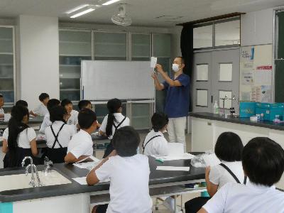 講師の先生の説明を聞いている様子