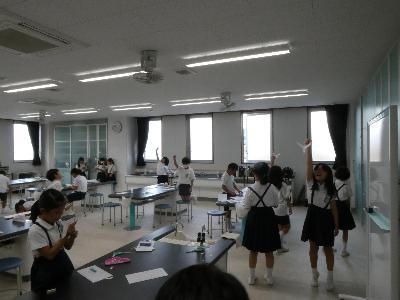 作った飛行機を飛ばしている様子