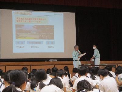 児童が公園にある施設について学習しています。