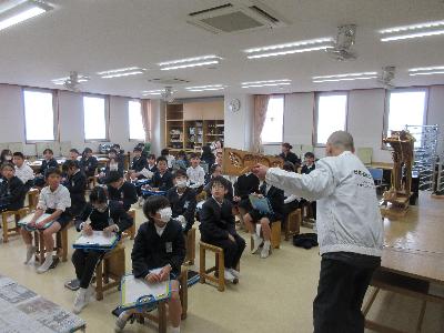 講師の先生の説明を聞いている様子