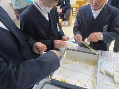 金箔の鉛筆づくりに取り組む様子