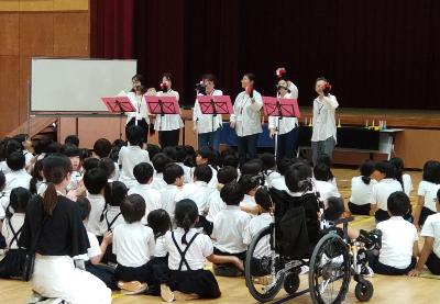 みんなで一緒に歌っている様子