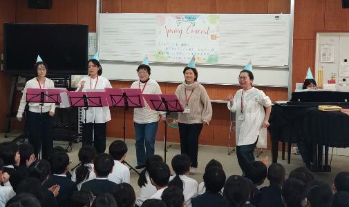 春待ちコンサートで楽しく歌っている様子