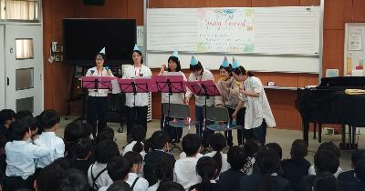 春待ちコンサートで子どもたちと一緒に歌っている様子です