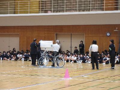 自転車の安全点検について説明を聞いている様子