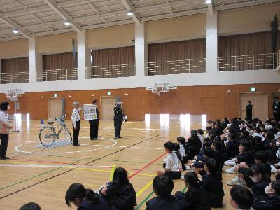 自転車の正しい乗り方についての説明を聞いている様子