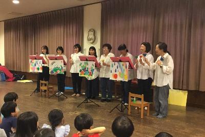 コーラスでハンドベル演奏して歌っている様子