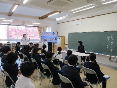 吉川清代江さんから車いす生活の実際を学んでいます。