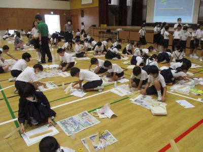 4年生の子ども達が木のストローを作っている様子です。