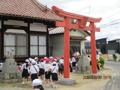 子どもたちが神社を見学しています