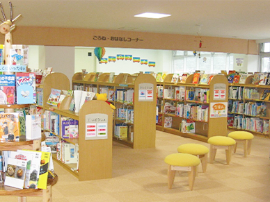 市の施設見学（河内こども図書館）