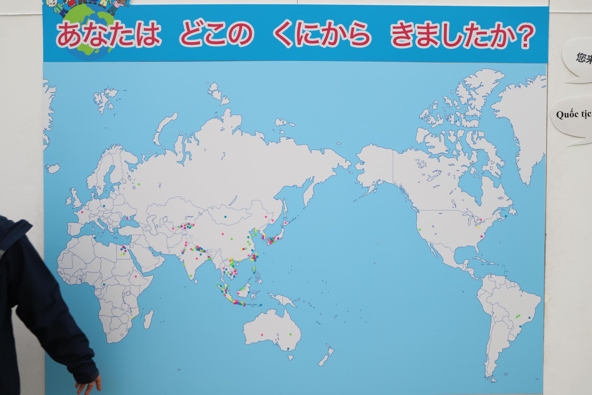 外国人の来場者に、出身国のシールをはてもたったパネル