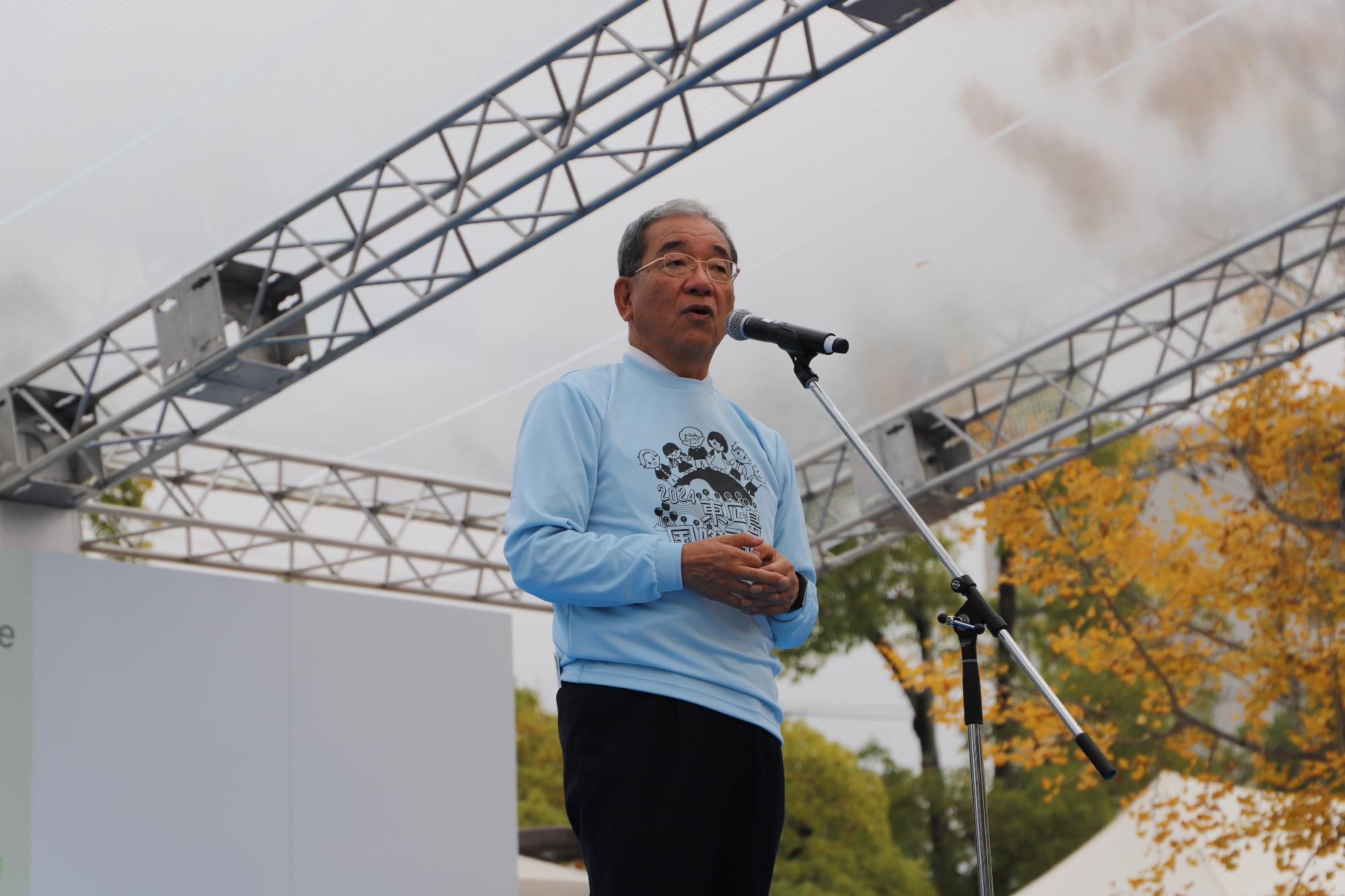 市長が登壇し、挨拶をされている様子