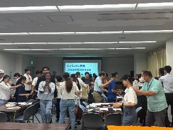 国際フェスタの交流会で盛り上がる様子です。