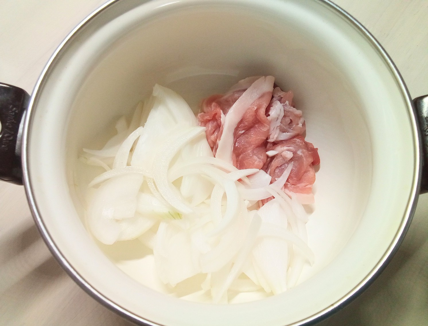豚肉と玉ねぎを炒める