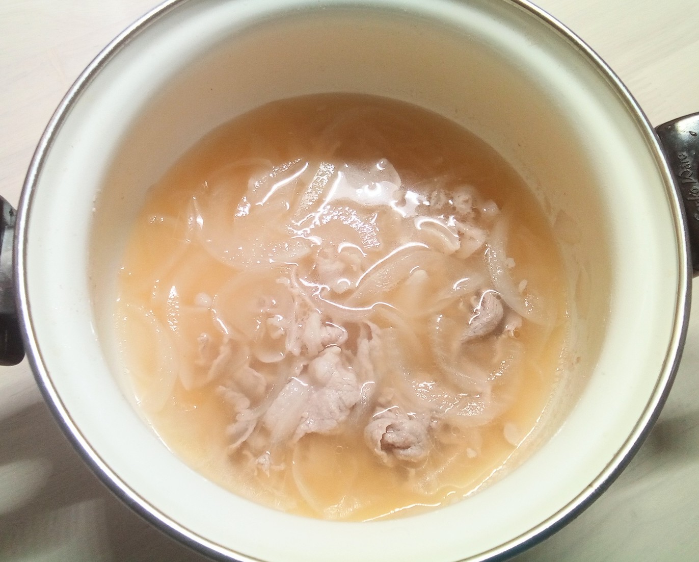 だし汁を入れて煮る