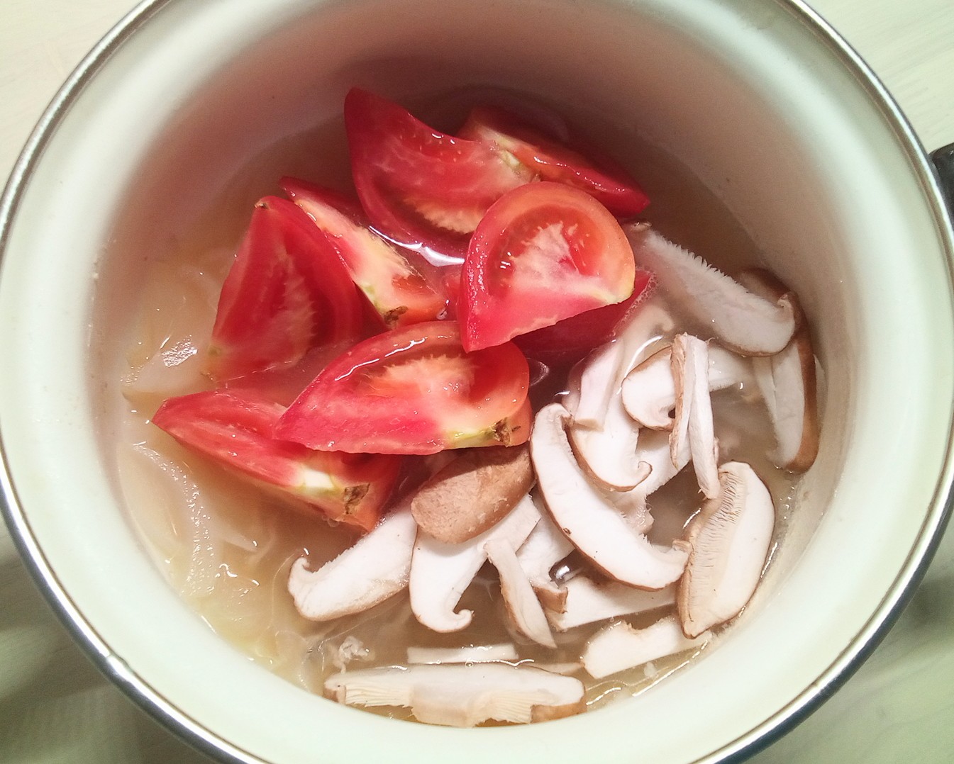 トマトと椎茸を入れて煮る