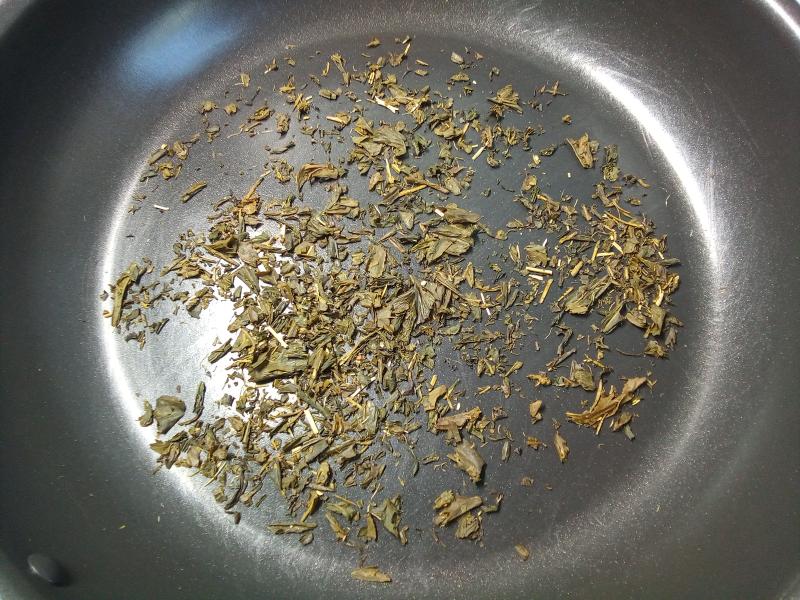 茶がらを炒める