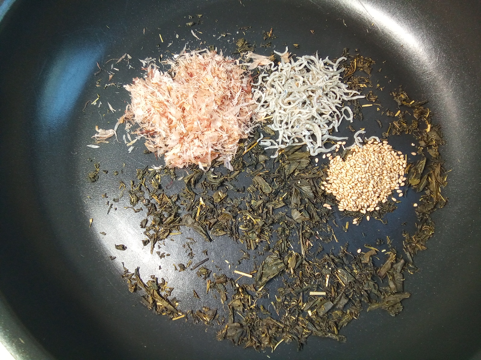 かつお節白ごまちりめん入れる