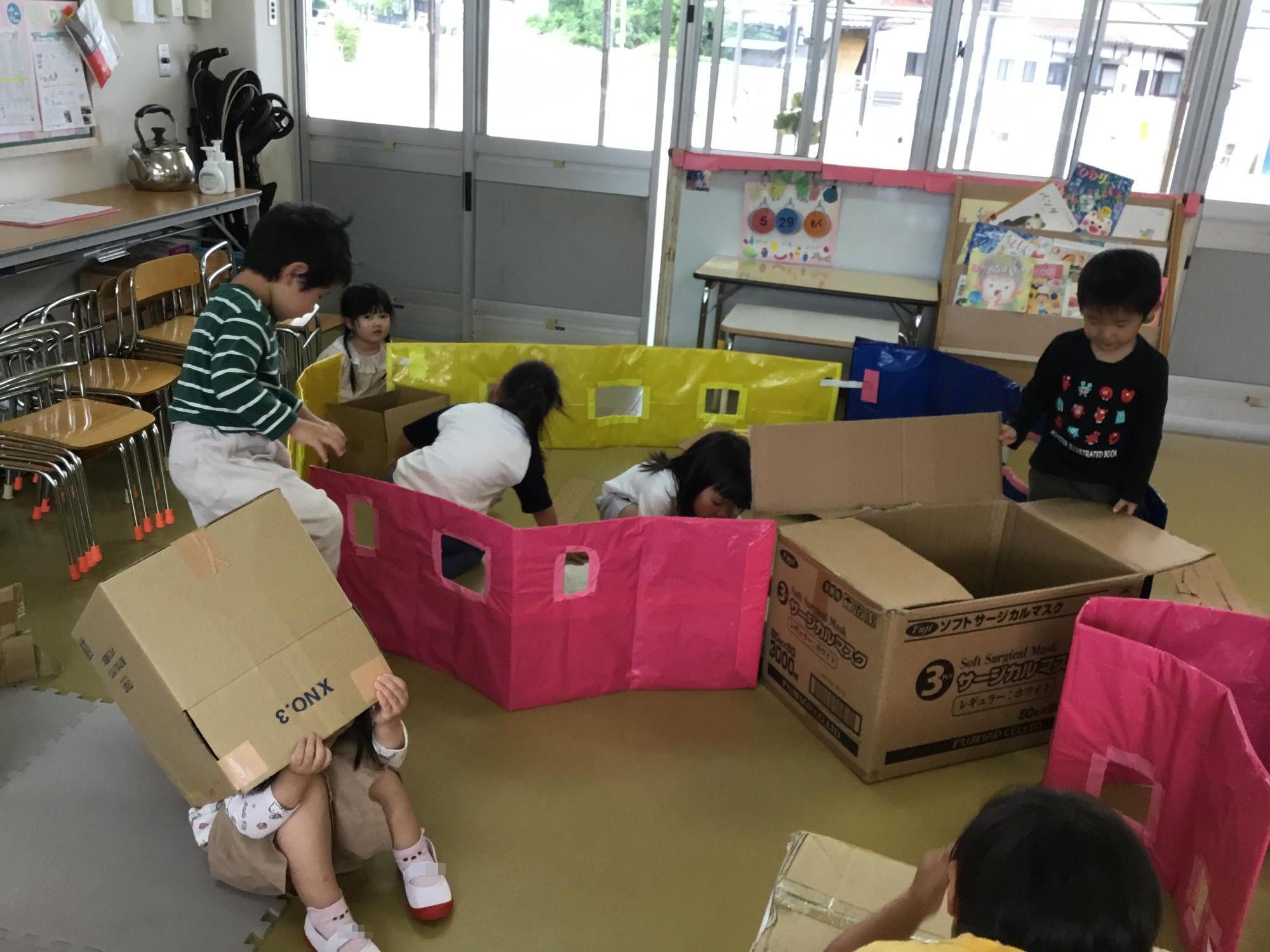 ダンボール遊び