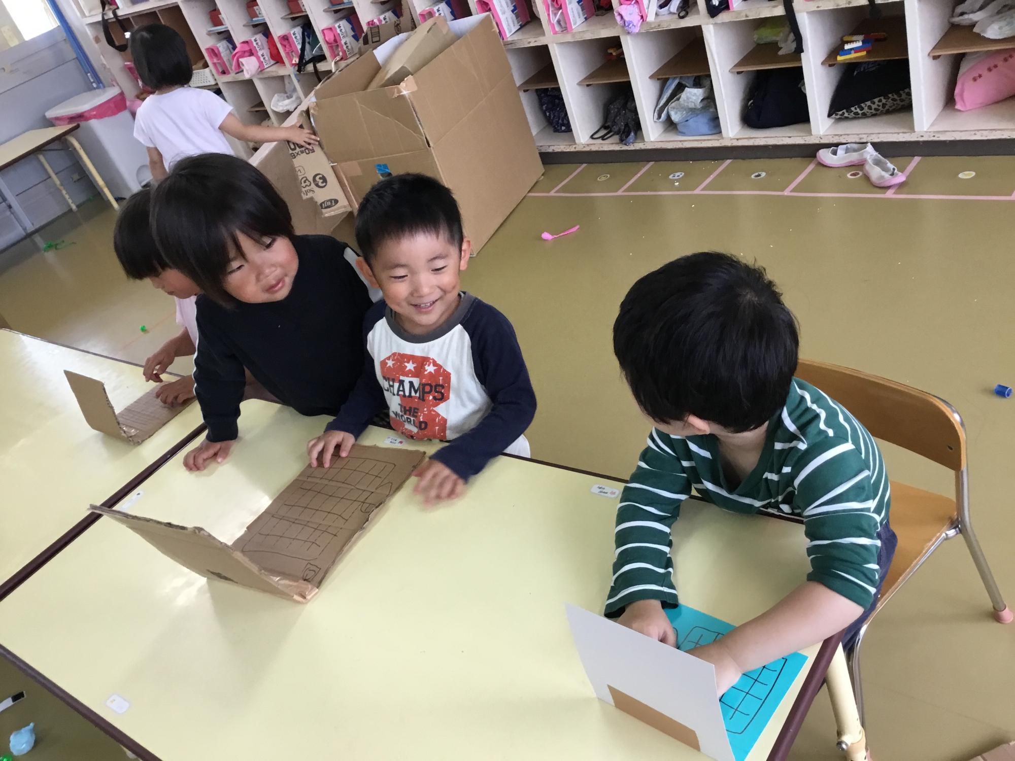 ダンボール遊び