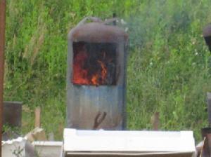 違法な簡易焼却炉での焼却の写真