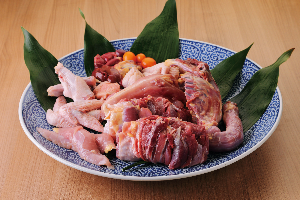 お皿に盛られた東広島こい地鶏の肉