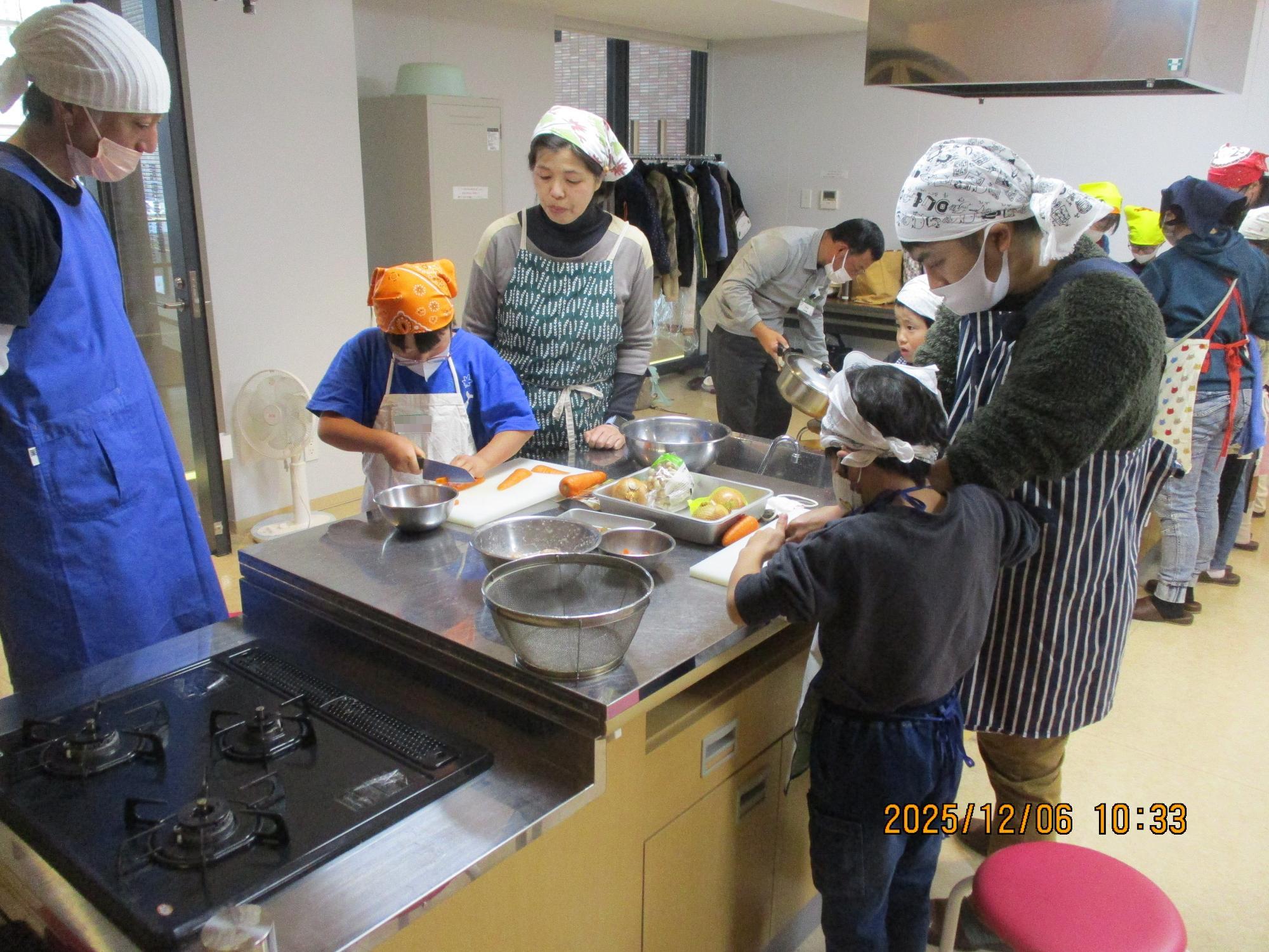 第4回エコ探検隊材料の下ごしらえの様子