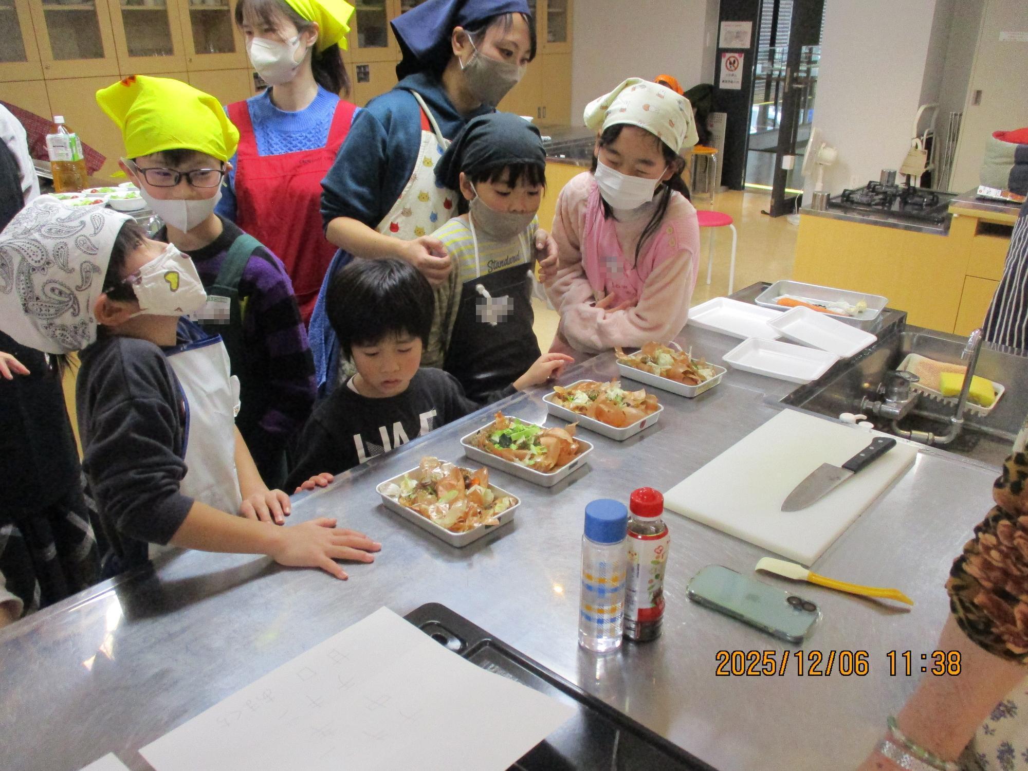 第4回エコ探検隊で出た野菜くずの量を比べる様子