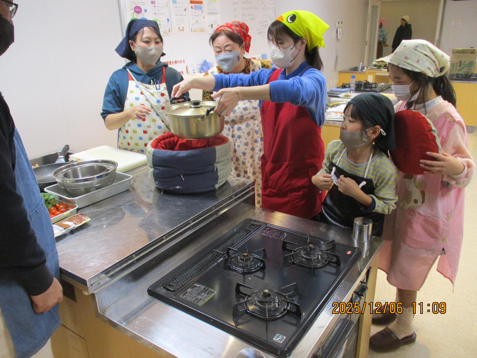 第4回エコ探検隊保温調理の様子