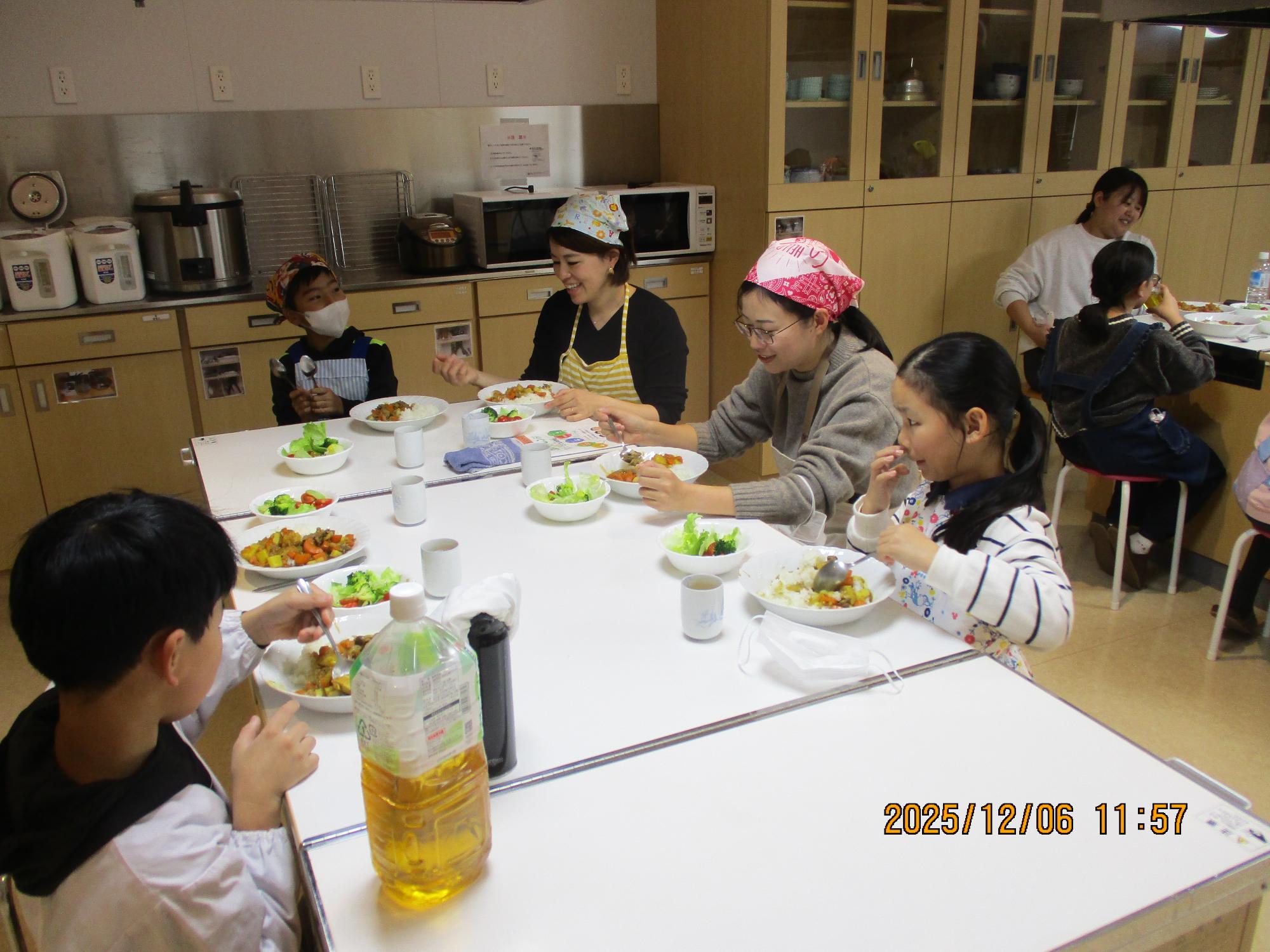 第4回エコ探検隊みんなで実食の様子