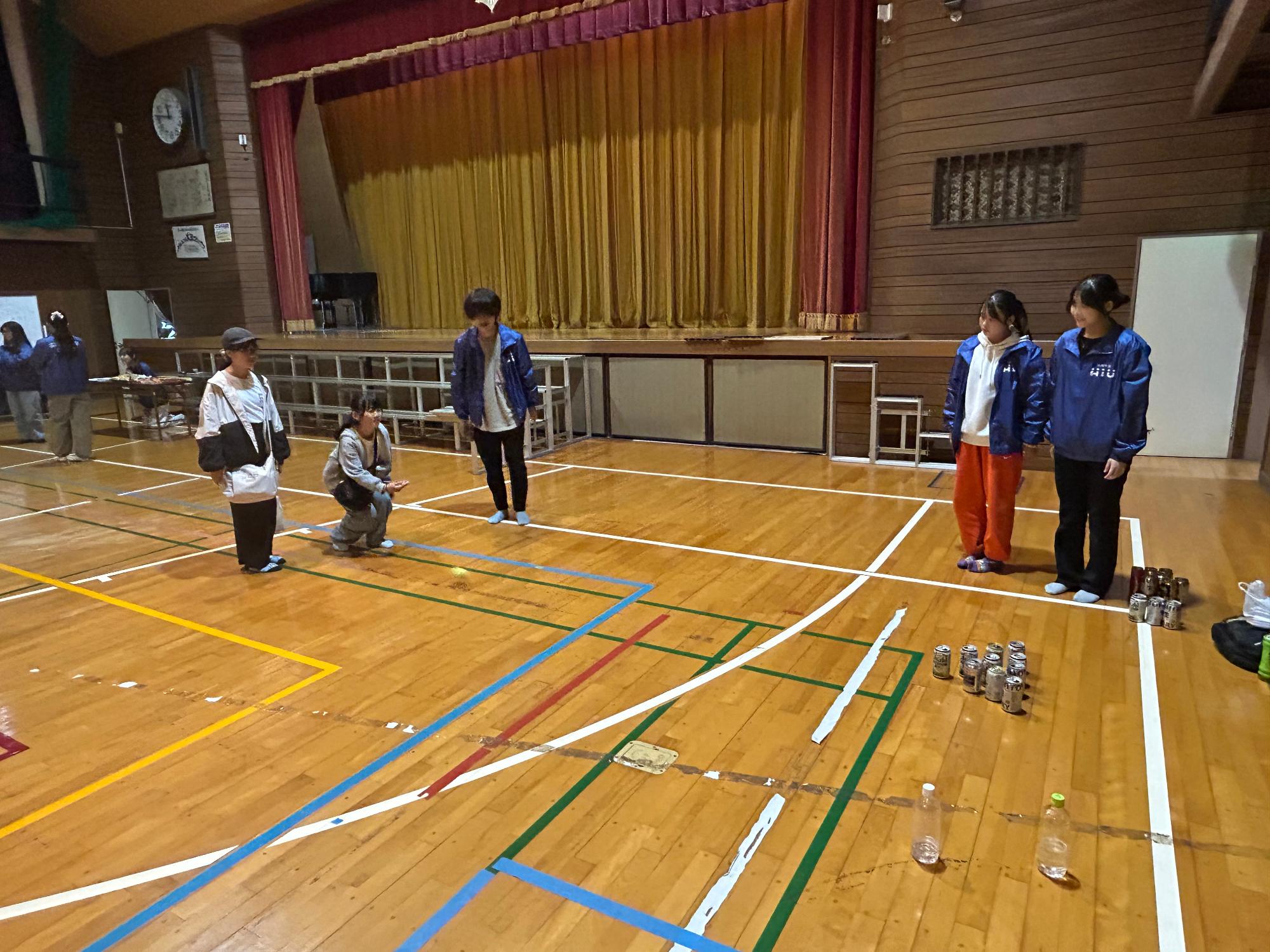 空き缶ボウリング