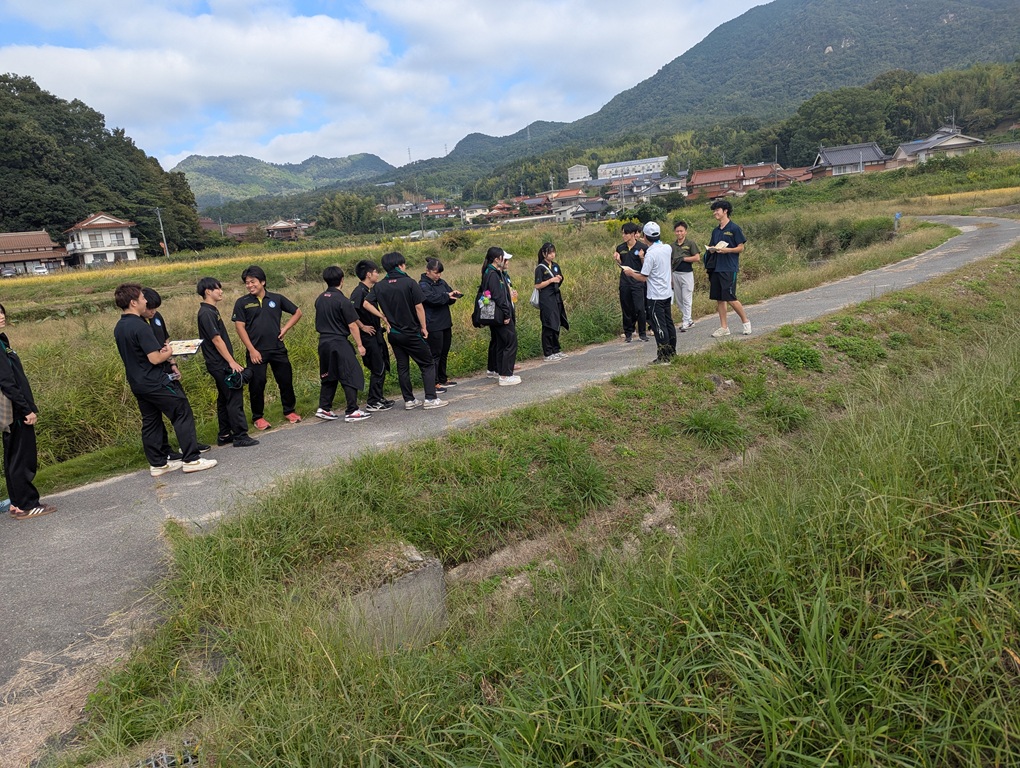 実施のウォーキングコースを下見する学生