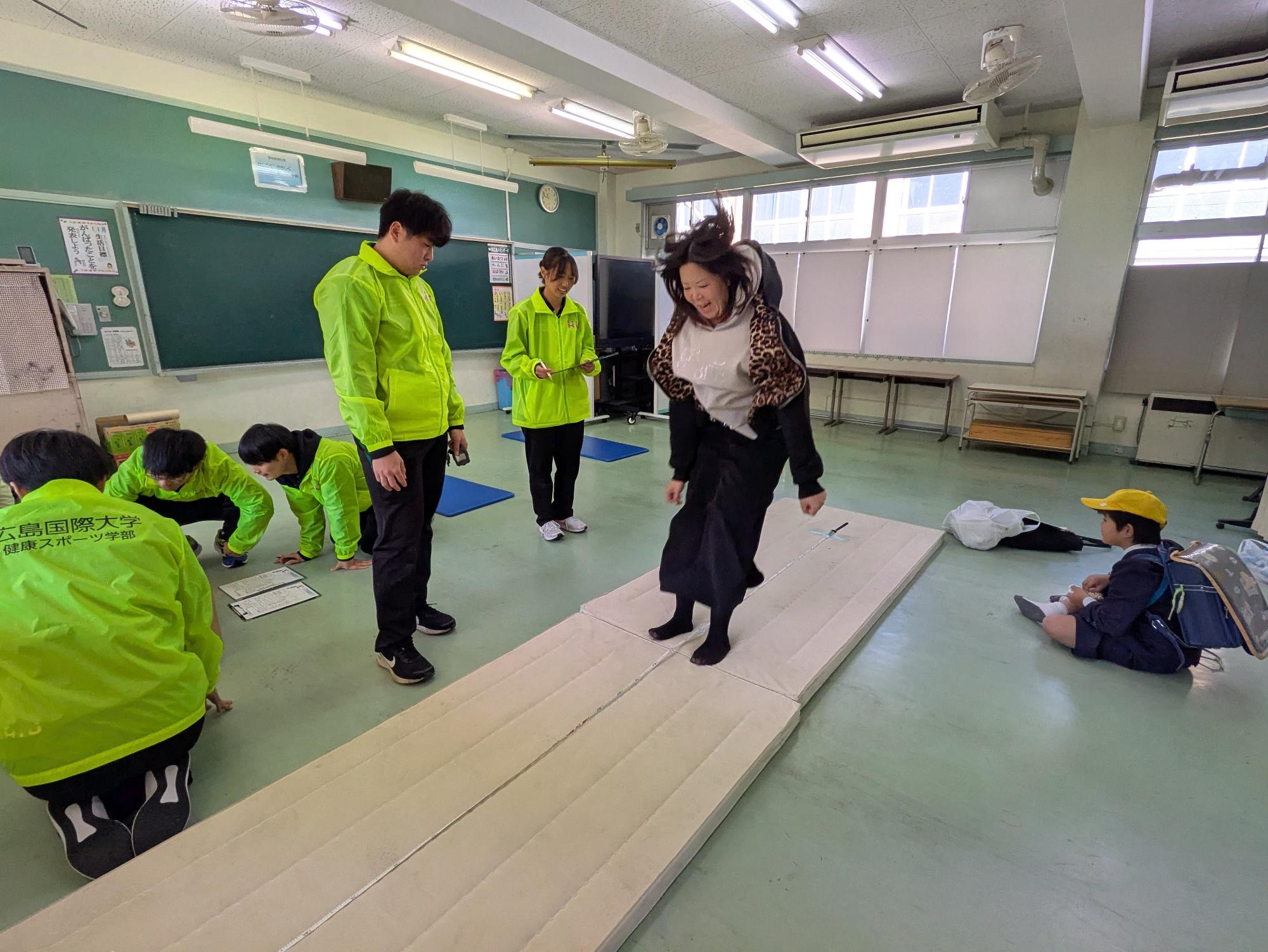 R7体力・健康測定会（立ち幅跳び）