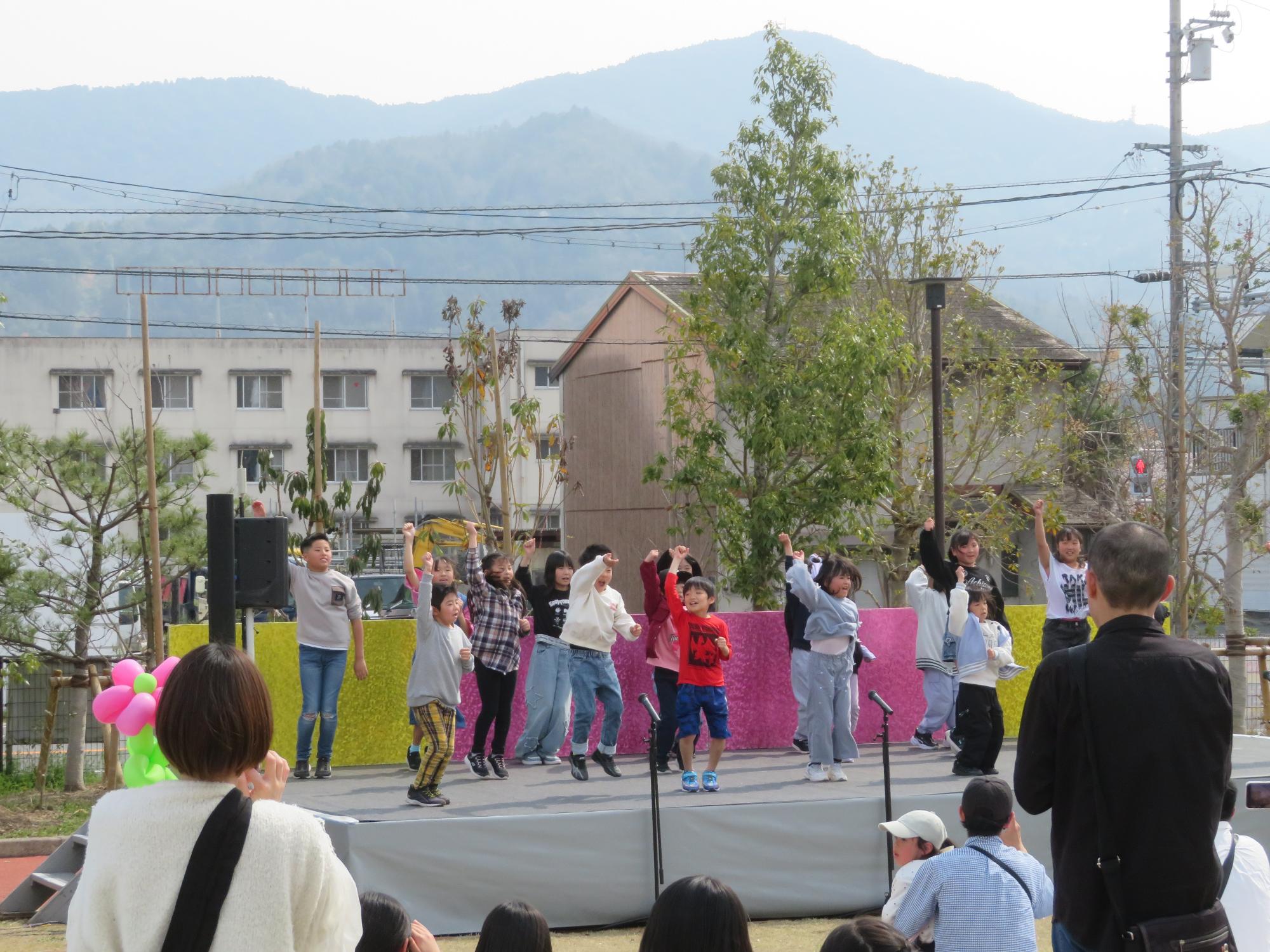 さくらステージ（黒瀬児童館こども合唱＆ダンス）