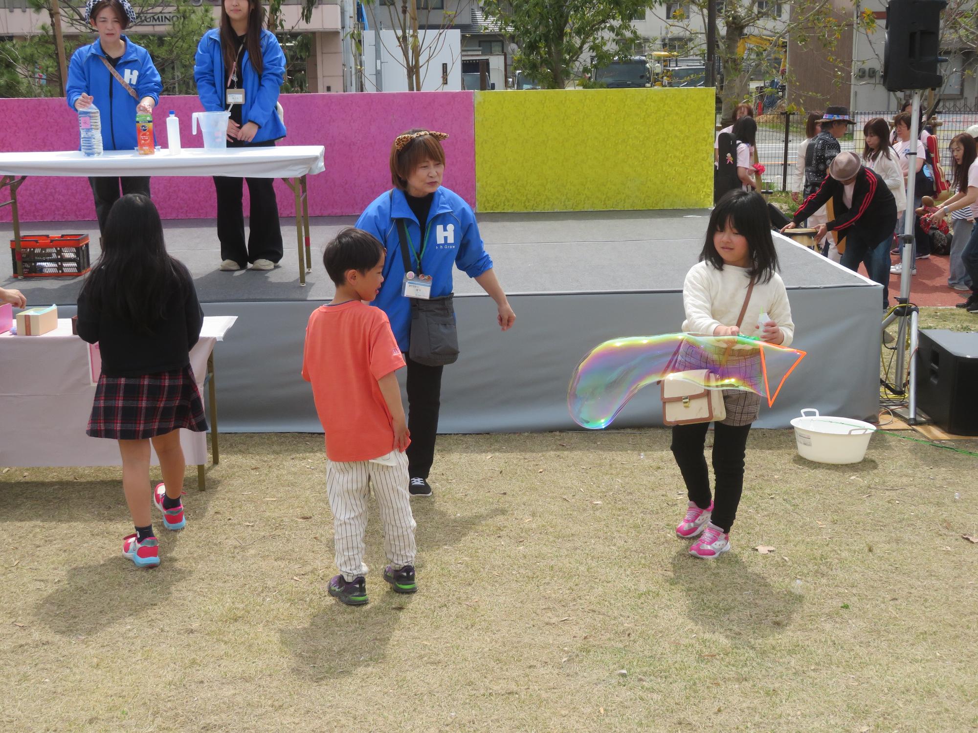 さくらステージ（シャボン玉体験会）